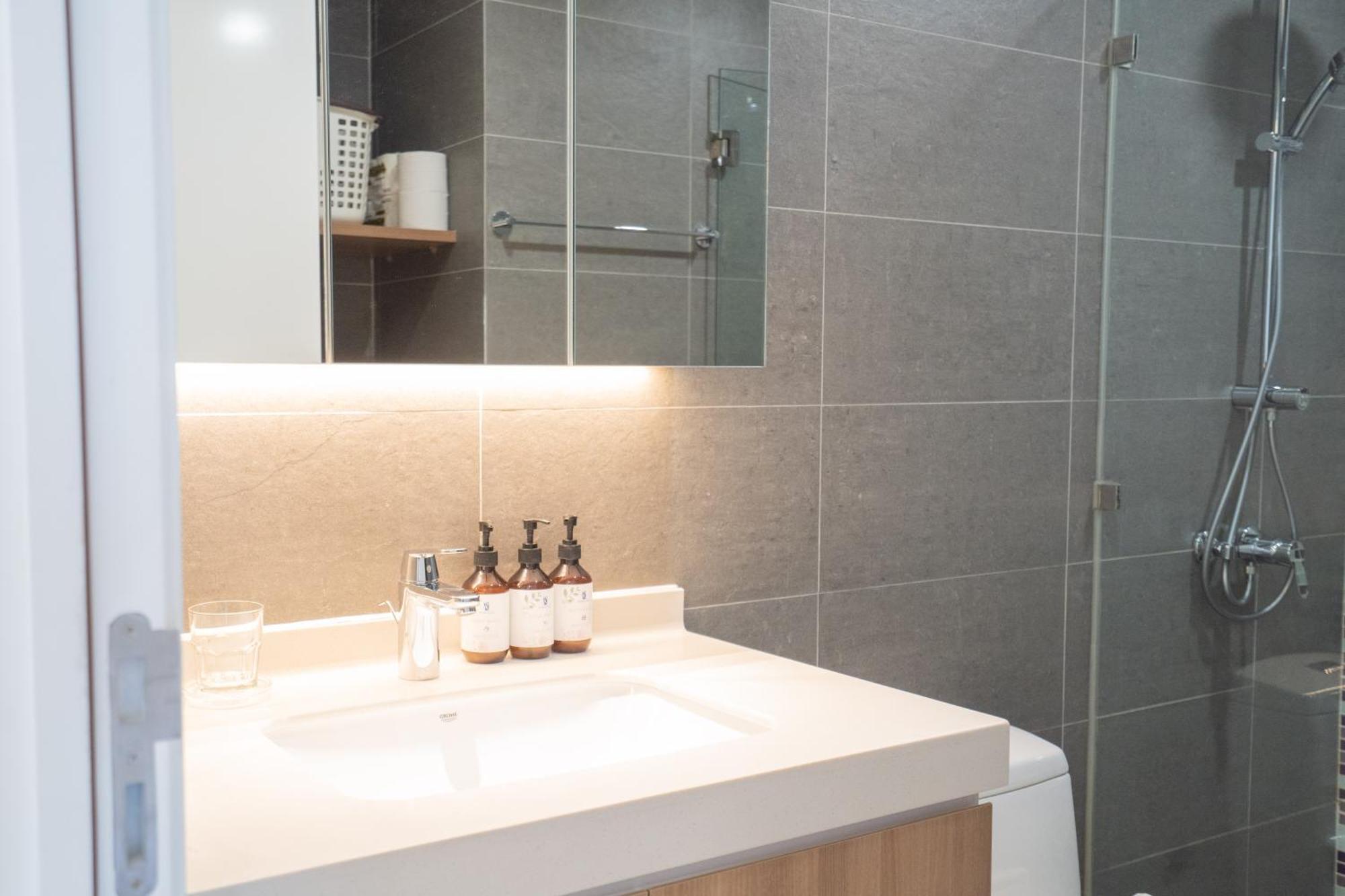 Apartment Airport - King Bed - Free Pool & Gym & Kids
