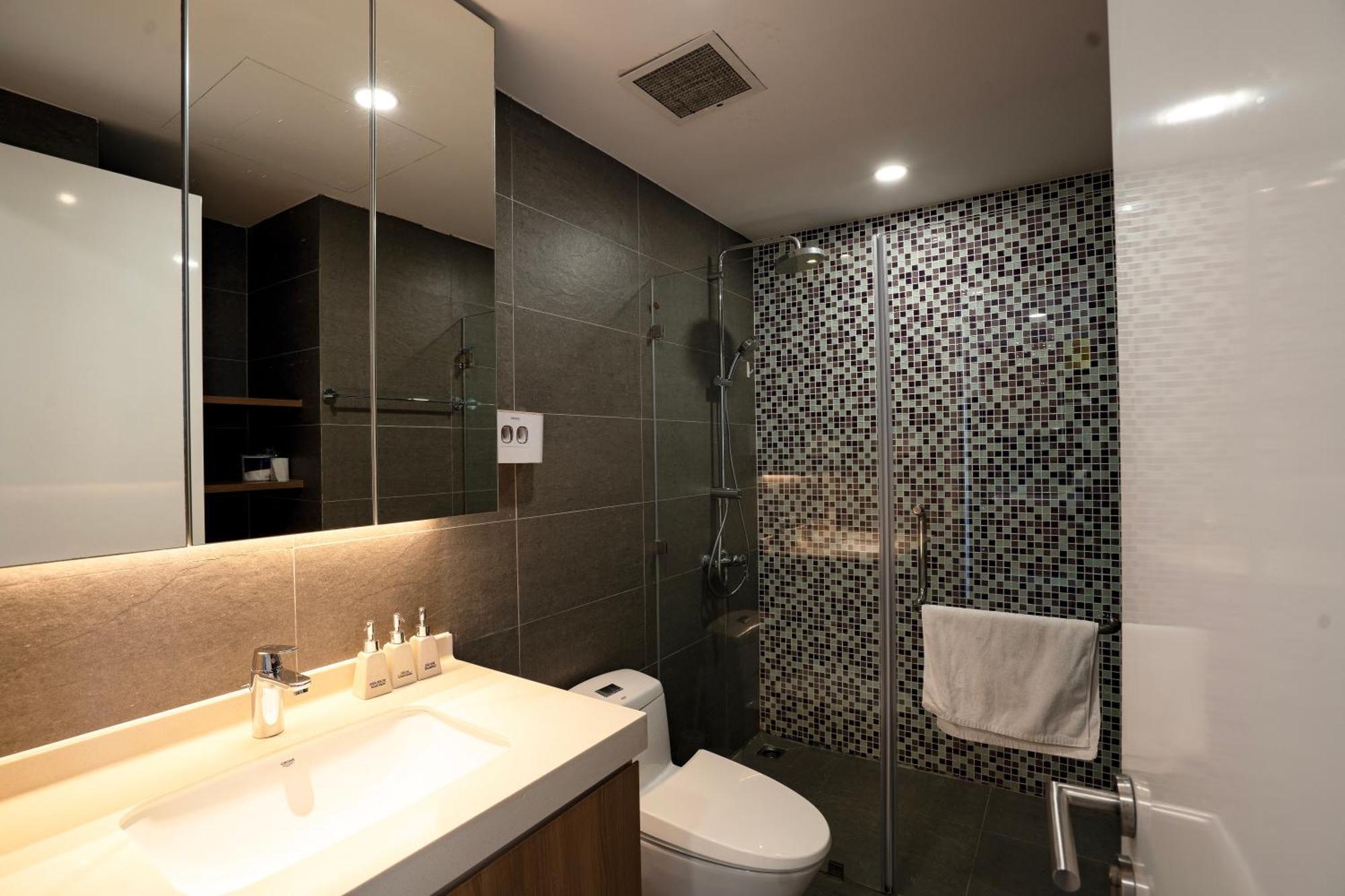 Apartment Airport - King Bed - Free Pool & Gym & Kids *
